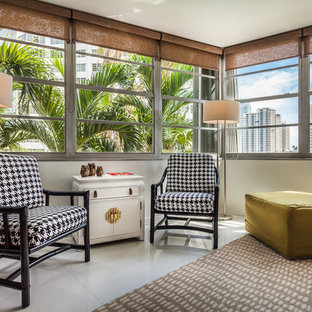 Idee per un piccolo soggiorno contemporaneo con pareti bianche e pavimento in gres porcellanato