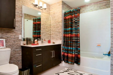 Example of a transitional bathroom design in New York