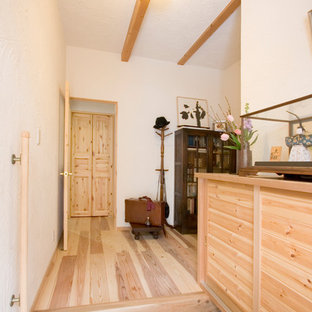 大阪の和風のおしゃれな玄関ホール (白い壁、ベージュの床) の写真