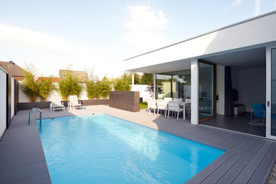 Mittelgroßes Modernes Poolhaus neben dem Haus in rechteckiger Form mit Dielen in Köln