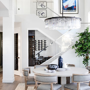 オレンジカウンティの中サイズのコンテンポラリースタイルのLDKの画像 (グレーの壁、無垢フローリング、茶色い床)