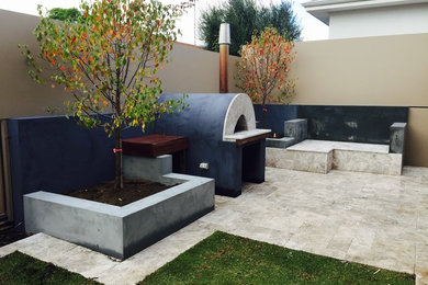 Design ideas for a mid-sized modern courtyard garden in Perth.