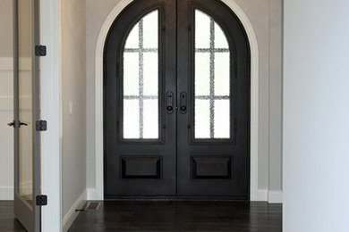 Diseño de puerta principal tradicional renovada con puerta negra