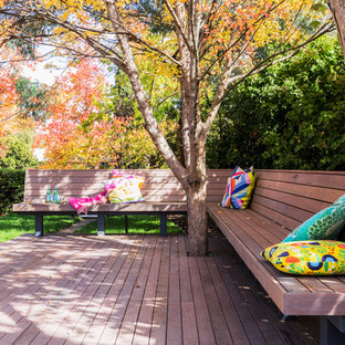 キャンベラの大きいコンテンポラリースタイルのおしゃれな裏庭のデッキ (日よけなし) の写真