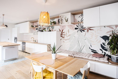 Aménagement d'une très grande salle à manger ouverte sur le salon contemporaine avec un mur multicolore et un sol en carrelage de céramique.