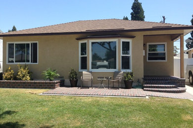 Inspiration for a transitional home design remodel in Los Angeles