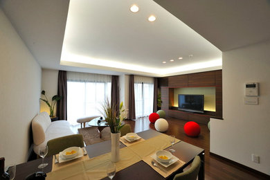 Contemporary living room in Osaka.