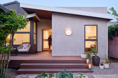 Diseño de fachada de casa multicolor y gris minimalista de tamaño medio de una planta con revestimientos combinados y tejado de teja de madera
