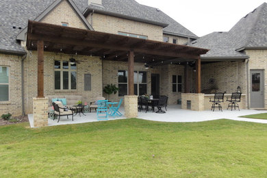 Design ideas for a mid-sized traditional backyard patio in Dallas with an outdoor kitchen, concrete slab and a pergola.
