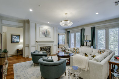 Example of a transitional home design design in Dallas
