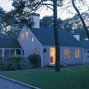ボストンのトラディショナルスタイルのおしゃれな家の外観 (木材サイディング、茶色い外壁、切妻屋根、戸建、板屋根) の写真