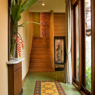 Exotisk inredning av en hall, med beige väggar och flerfärgat golv