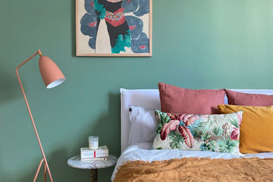 Mittelgroßes Eklektisches Hauptschlafzimmer mit grüner Wandfarbe, hellem Holzboden und braunem Boden in München