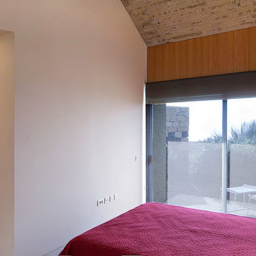 Dormitorio principal, integrado a jardín y con vistas al mar