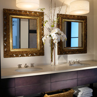 Esempio di una stanza da bagno moderna con lavabo sottopiano, ante lisce e ante in legno bruno