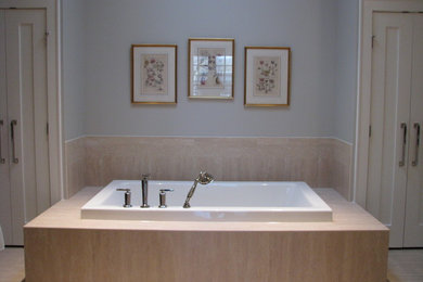 Example of a mid-sized beach style master beige floor drop-in bathtub design in Chicago with a two-piece toilet and blue walls
