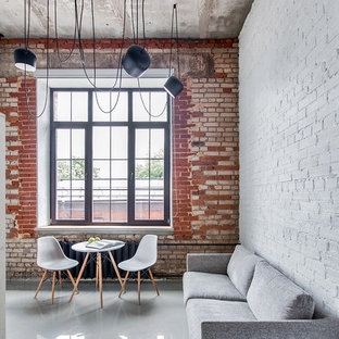 Выдающиеся фото от архитекторов и дизайнеров интерьера: парадная, открытая гостиная комната в стиле лофт с разноцветными стенами и отдельно стоящим ТВ