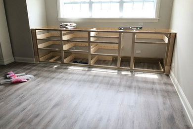 Example of a transitional basement design in Chicago