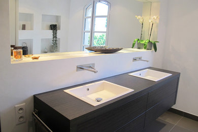 Exemple d'une salle de bain tendance.