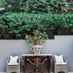 Großer, Halbschattiger, Geometrischer Stilmix Garten hinter dem Haus, im Sommer mit Natursteinplatten in Sydney