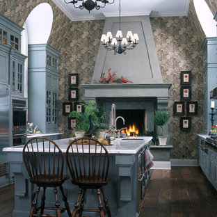 Свежая идея для дизайна: огромная отдельная кухня в классическом стиле с синими фасадами и темным паркетным полом - отличное фото интерьера