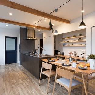 Offenes Modernes Esszimmer mit weißer Wandfarbe, gebeiztem Holzboden und braunem Boden in Sapporo