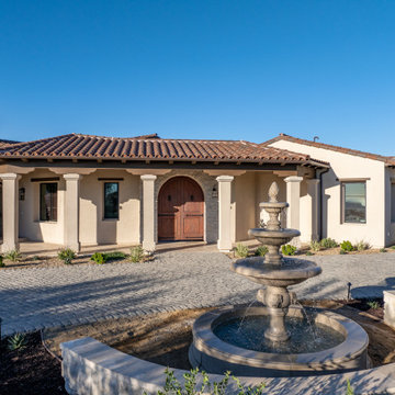 Seamless Indoor-Outdoor Living: A Home Designed for Entertaining and Privacy