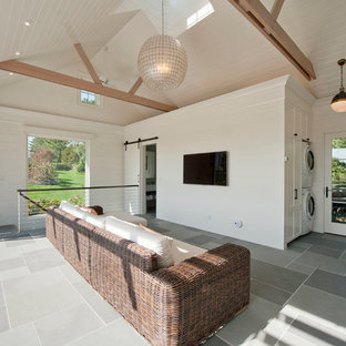 ニューヨークのビーチスタイルのおしゃれなプールの写真