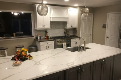 Example of a kitchen design in Huntington