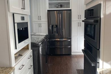 アトランタにあるトラディショナルスタイルのおしゃれなキッチン (白いキャビネット、シェーカースタイル扉のキャビネット) の写真