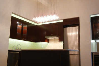 Kitchen - traditional kitchen idea in New York