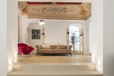 Idee per un piccolo soggiorno contemporaneo aperto con parquet chiaro e TV a parete