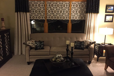 Immagine di un piccolo soggiorno design chiuso con pareti gialle e moquette