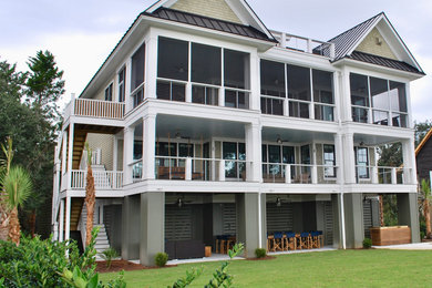 Example of an exterior home design in Charleston