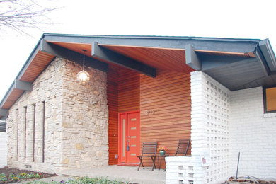 Photo of a midcentury exterior in Dallas.