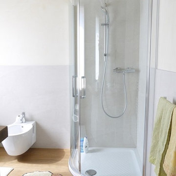 Soggiorno e bagno con i prodotti in legno Wildwood di LAGO Design
