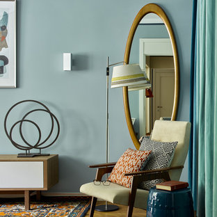 Esempio di un piccolo soggiorno minimalista con sala formale, pareti blu, pavimento in legno massello medio e pavimento marrone