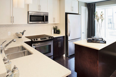 Kitchen - traditional kitchen idea in Calgary