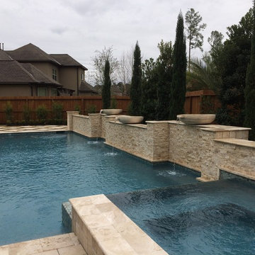 Spa with Forward Negative Edge Spillway