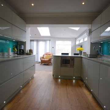 White gloss and turquoise handleless kitchen