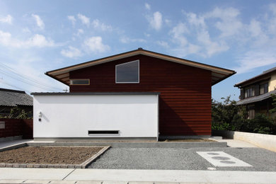 Foto de fachada de casa marrón y gris escandinava de tamaño medio de una planta con revestimiento de madera, tejado a dos aguas, tejado de metal y tablilla