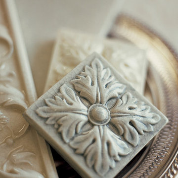 Gramercy Park Spring Leaves Dot in Wedgewood Blue, Sommerset Border in Bone Chin