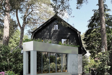 Kleines Modernes Haus mit Putzfassade und Flachdach in Berlin