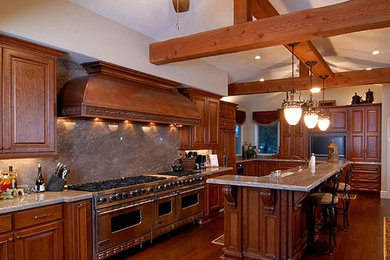 Kitchen - traditional kitchen idea in San Diego