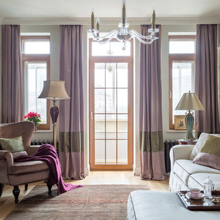 Ispirazione per un piccolo soggiorno vittoriano chiuso con libreria, TV a parete, pareti beige, parquet chiaro e pavimento beige