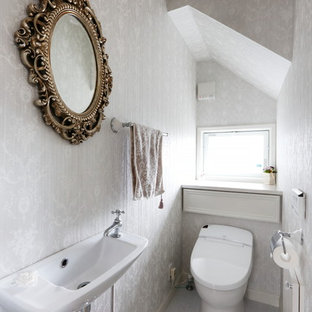 他の地域のシャビーシック調のおしゃれなトイレ・洗面所 (グレーの壁、グレーの床、一体型トイレ	、壁付け型シンク) の写真