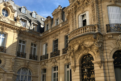 パリにあるトランジショナルスタイルのおしゃれな住まいの写真
