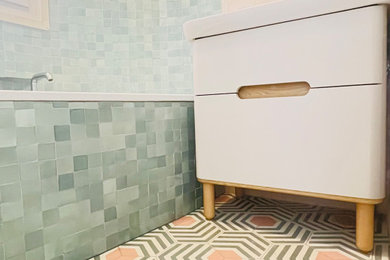 Exemple d'une petite salle de bain principale tendance avec une baignoire encastrée, un carrelage vert, mosaïque, un mur vert, carreaux de ciment au sol, une grande vasque, un sol rose et meuble simple vasque.
