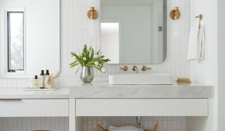 16 Bathrooms With Vertically Stacked Tiles