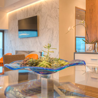 カンザスシティの巨大なモダンスタイルのLDKの画像 (白い壁、セラミックタイルの床)